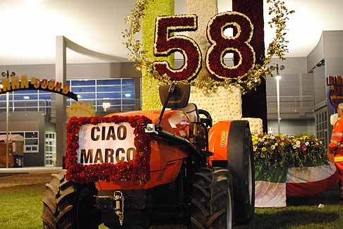 Marco Simoncelli - In meroria di Simoncelli, il carro composto da circa 50.000 fiori di garofani, rose, fogliame mediterraneo e prato inglese width=